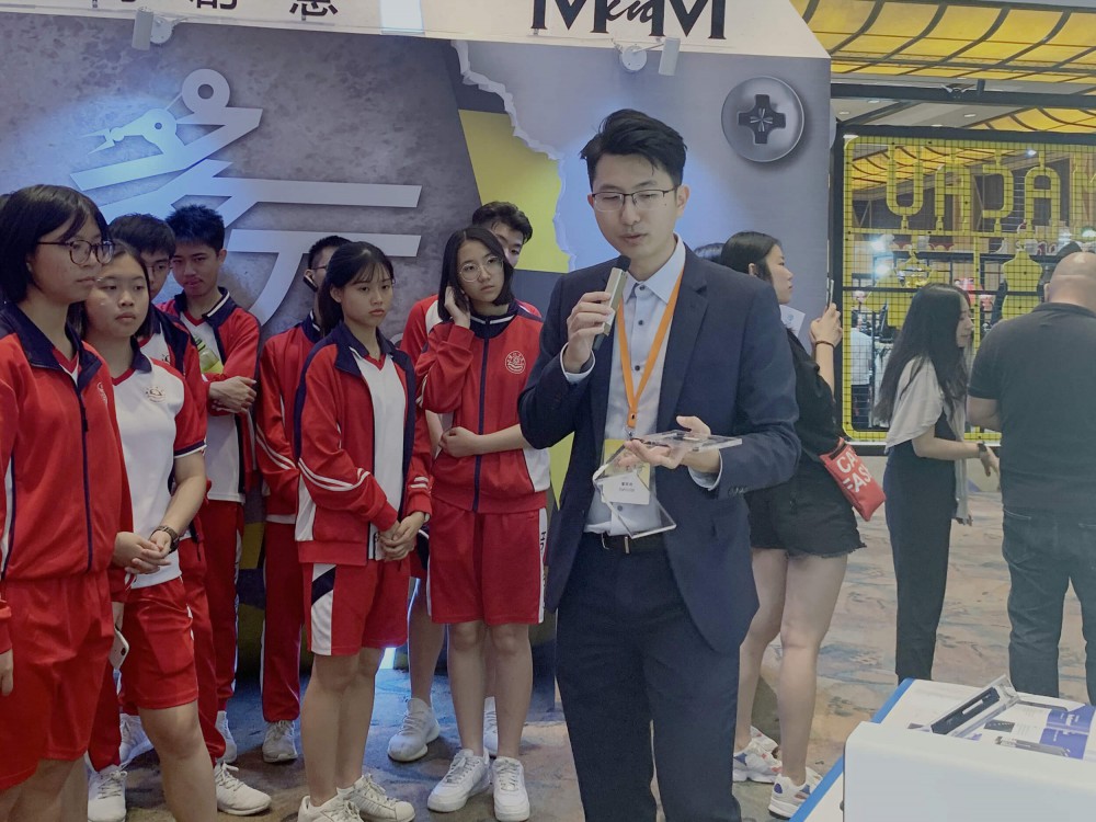 迪奇孚瑞生物科技公司创始人陈天蓝向澳门中学生组织展示公司产品