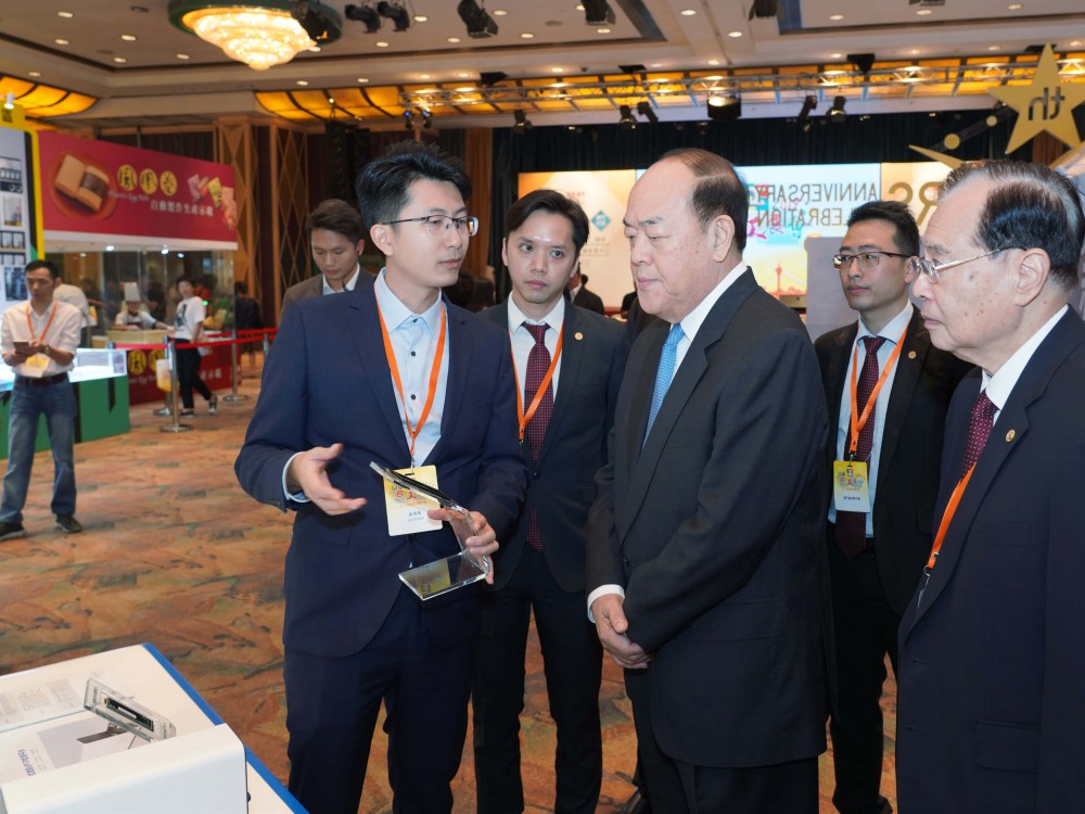 迪奇孚瑞生物科技有限公司创始人陈天蓝（左一）向澳门厂商联合会嘉宾介绍公司产品